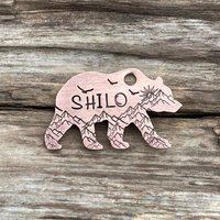 Dog Tag Für Hunde, Hundemarke in Bärenform, Mit Bergen Und Bäumen, Grizzly Mountains, Personalisierte Hundemarke, Haustier-Id, Individuell von MetalHounds