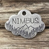 Dog Tag Für Hunde, Wolken, Bäume, Berg, The Stratus, Personalisiert, Halsbandmarke, Welpe, Haustier-Id, Medium 1 1/8 X 1/2 " von MetalHounds