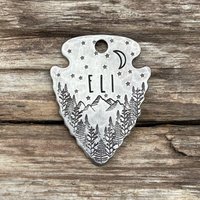 Haustier Marke, Medium Pfeilspitze Tag, Dog Tags Für Hunde, Hundemarke Mit Mond Und Sternen, Personalisierte Hundemarke, Geschenk Hund, Goodnight von MetalHounds