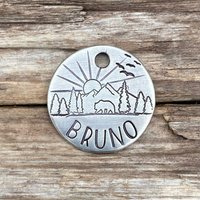 Hundemarke, Handgestempelte Haustier-Id-Marke, Hundemarken Für Hunde, Grizzly Mountain, Bärenhundemarke, Bäume, Personalisierte Metallhunde von MetalHounds