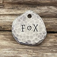 Hundemarke, Hundemarke Für Hunde, Unregelmäßige Münzform, Gehämmerte Textur, Personalisiert, Haustier-Id, Halsbandmarke, Metallhunde, 3, 5 cm Hundemarke, Hundemarke Für Hunde, Unregelmäßige Münzform, Gehämmerte Textur, Personalisiert, Haustier-Id, Halsbandmarke, Metallhunde, 3, 5 cm von MetalHounds