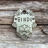 Hundemarke Für Hunde, Hundemarke, Hamsa-Geformte Mit Blumen, Personalisierte Haustiermarke, Lotus Hamsa, 1 X 1-1/4 Zoll von MetalHounds