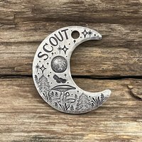Mond Hund Marke, Sterne, Hundehalsband Tag, Hand Gestempelt, Personalisierte Haustier Id, Individuell, Vollmond Waldland, Pilz, Halbmond Mond Hund Marke, Sterne, Hundehalsband Tag, Hand Gestempelt, Personalisierte Haustier Id, Individuell, Vollmond Waldland, Pilz, Halbmond von MetalHounds