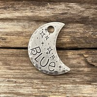 Mond Hundemarke, Hundemarke Für Hunde, Sternenstaub Mond, Handgestempelte Haustiermarke, Halsbandmarke, Personalisiert, Katzenmarke Mond Hundemarke, Hundemarke Für Hunde, Sternenstaub Mond, Handgestempelte Haustiermarke, Halsbandmarke, Personalisiert, Katzenmarke von MetalHounds