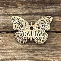 Schmetterling Hundemarke, Haustiermarke, Hundemarke Für Hunde, Mit Mond Und Sternen, Personalisierte Haustier-Id, Floral, Pilzfelder Schmetterling Hundemarke, Haustiermarke, Hundemarke Für Hunde, Mit Mond Und Sternen, Personalisierte Haustier-Id, Floral, Pilzfelder von MetalHounds