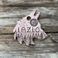 Wolf Hundemarke, Hundemarke Für Hunde, Hand Gestempelt, Berg, Bäume, Sterne, Personalisiert, Hund Id, Haustier-Id Marke, Vollmond von MetalHounds