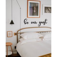 Sei Unser Gast Metall Wandkunst, Gästezimmer Deko, Wohndekor, Wandschild, Einweihungsgeschenk, Schlafzimmer Wanddeko, Gäste Deko, Wohngeschenke von MetalWallLetter