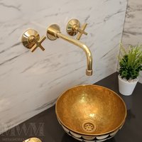 Unlackierter An Der Wand Befestigter Wannenfüller Aus Messing Mit Einfachem Auslauf - Handgemachter Badezimmer-Hahn von MetalWorksMorocco