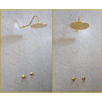 Unlackiertes Messing An Der Wand Befestigter Duschhahn-Set Mit Bogen-Duscharm - Handgemachtes Duschsystem von MetalWorksMorocco