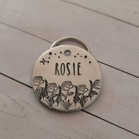 Rosie - Dog Tags, Katzenmarke, Individuell, Blumen, Rosen, Farn, Hand Gestempelt, Personalisiert, Hundehalsband, Silber, Muttertag von MetalheadsBoutique