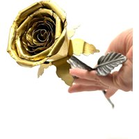 Goldene Rose Aus Messing - Handgefertigte Metallblume Einzigartiges Geschenk Für Jahrestag, Hochzeit Oder Valentinstag Dekorativ von Metallerei