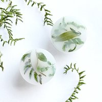 Abstrakte Weiße Schrankknöpfe Mit Verschiedenen Grünen Pflanzen von MetsikPintsel