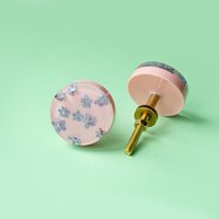 Echte Getrocknete Vergissmeinnicht Blumen in Blau Auf Rosa Möbelknopf von MetsikPintsel