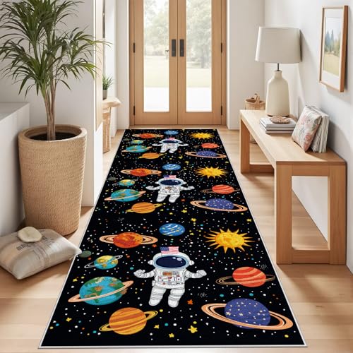 Meugesoi Cartoon Astronaut Teppich Läufer rutschfest Waschbar 80x200 cm, Universum Raum Planet Sternenhimmel Flurteppich Küchenteppich Teppichläufer für Bettvorleger Wohnraum Flur Waschküche Meugesoi Cartoon Astronaut Teppich Läufer rutschfest Waschbar 80x200 cm, Universum Raum Planet Sternenhimmel Flurteppich Küchenteppich Teppichläufer für Bettvorleger Wohnraum Flur Waschküche von Meugesoi