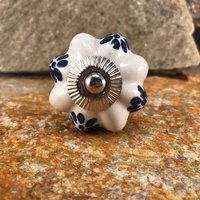 Keramikknopf, Kürbisform-Schubladenknauf, Dekorativer Landhausknopf Mit Handgemalter Blumen-Chromschürze, Weiß Und Kobaltblau 695038197 von MiCraftSupplies