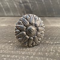 Metall Daisy Knauf, Sonnenblumen Kommode Pull, Schrank Ersatz, Floral Design, Blumen Knauf von MiCraftSupplies