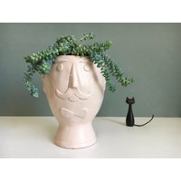 Neu & Groß Bubikopf Blumentopf Gesicht Pflanzkopf Figur Kopf Bart Schnauzer Moustache Vase Beton Übertopf Mandelmilch von MiMaMeise