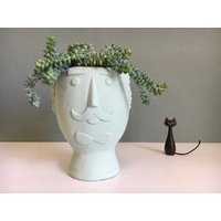 Neu & Groß Bubikopf Blumentopf Gesicht Pflanzkopf Figur Kopf Bart Schnauzer Moustache Vase Beton Übertopf Salbei von MiMaMeise