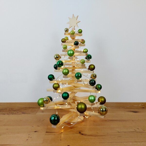 Mia Vico Nachhaltig-sozialer Holzweihnachtsbaum (100cm) inkl. Glaskugeln und Licht von Mia Vico