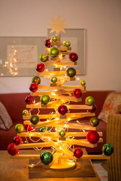 Mia Vico Nachhaltig-sozialer Holzweihnachtsbaum (100cm) inkl. Glaskugeln und Licht von Mia Vico