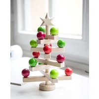 Tisch-Weihnachtsbaum | 20cm Mit Roten Und Grünen Holzkugeln Im Fair Trade-Beutel - Sozial Produzierte Weihnachtsdeko Tisch-Weihnachtsbaum | 20cm Mit Roten Und Grünen Holzkugeln Im Fair Trade-Beutel - Sozial Produzierte Weihnachtsdeko von MiaVico
