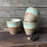 Flache Weiße Tasse/Keramik Grüner Becher Glühweinbecher Handgemachte Kaffeetasse Grüne Geschenk von MiaZoiCeramics