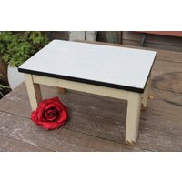 Fußbank, Lackiertes Holz, Shabbychic Fußschemel, Höckerchen, Blumenhocker von MiabellaImPott