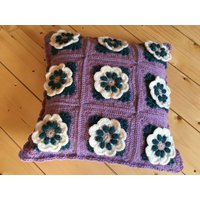 "Handgehäkeltes, Zweiseitiges "Alpaka-Touch" -Kissen, Omas Quadrat, 16 Zoll." von MiasWorldOfCreations