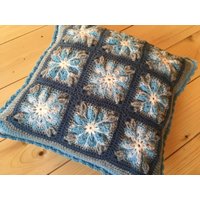Handgehäkeltes, Doppelseitiges Kissen "The Night Sky" Wollmischung, 16 Zoll." von MiasWorldOfCreations