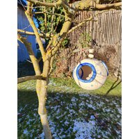 Futterkugel, Blau, Vogelfutter, Keramik, Windlicht, Gartenkeramik, Winterfutter, Hängend, Handarbeit, Unikat Futterkugel, Blau, Vogelfutter, Keramik, Windlicht, Gartenkeramik, Winterfutter, Hängend, Handarbeit, Unikat von MichasToepferheisl