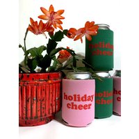 Holiday Cheer - Siebbedruckter Dosenkühler Holiday Cheer - Siebbedruckter Dosenkühler von MichelleBrusegaard