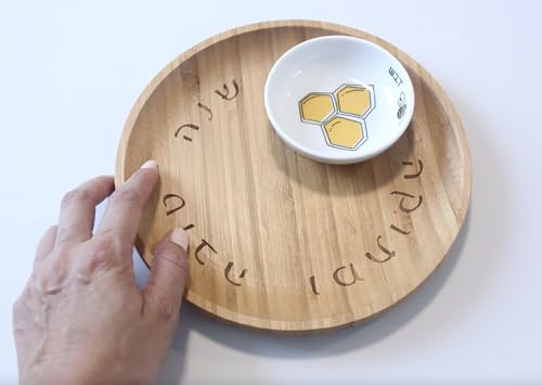 Mickala Design Rosh Hashanah Apfel- und Honigteller und Schale mit schwarzer und weißer Keramikschale, Apfelteller aus Bambusholz mit Keramik-Honiglöffel und Serviertablett, 20,3 cm Mickala Design Rosh Hashanah Apfel- und Honigteller und Schale mit schwarzer und weißer Keramikschale, Apfelteller aus Bambusholz mit Keramik-Honiglöffel und Serviertablett, 20,3 cm von Mickala