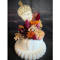 Herbstdeko Kürbis Mit Trockenblumen + Holzstecker „Herbstzauber" - Handgemachte Tischdeko & Geschenkidee Herbstdeko Kürbis Mit Trockenblumen + Holzstecker „Herbstzauber" - Handgemachte Tischdeko & Geschenkidee von MickisHomeDeco
