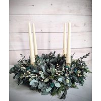 Moderner Trockenblumen Adventskranz in Grün & Eukalyptus | Tischkranz Moderner Trockenblumen Adventskranz in Grün & Eukalyptus | Tischkranz von MickisHomeDeco