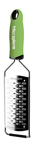 Microplane 2-Wege-Schneide Küchenreibe für Hartkäse, Apfel, Karotte, Zucchini und Schokolade in Grün mit Edelstahlklingen - Made in USA von Microplane