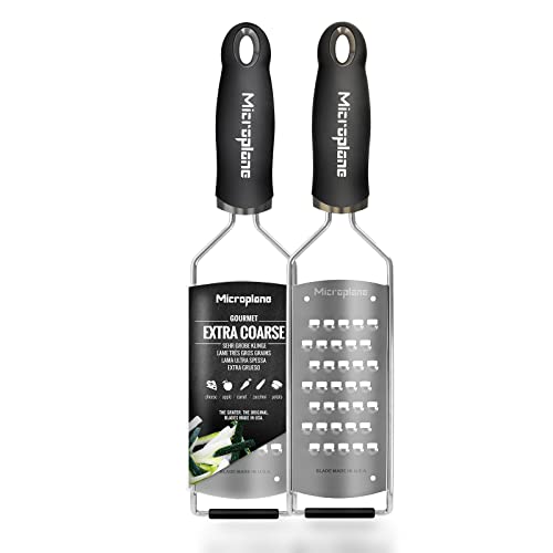 Microplane Küchenreibe Sehr Grob für Kartoffel, Zucchini, Karotte, Apfel, Kohl und Käse in Schwarz mit Edelstahlklingen - Made in USA von Microplane