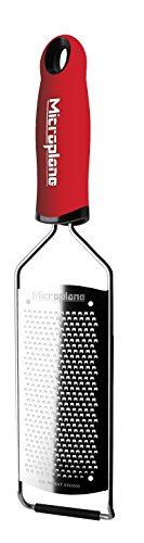 Microplane Küchenreibe Fein für Hartkäse, Zitrusfrüchte, Knoblauch, Chili, Zimt und Muskatnuss in Rot mit Edelstahlklingen - Made in USA von Microplane