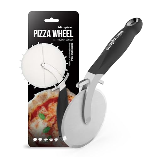 Microplane Professional XL Pizza‑Cutter Wheel mit Teig‑Docker | Extra‑scharfes Edelstahl‑Rad 10 cm Profi-Pizzaschneider | Rutschfester Soft‑Grip | Für Pizza, Quiches & Gebäck | Spülmaschinen‑geeignet von Microplane