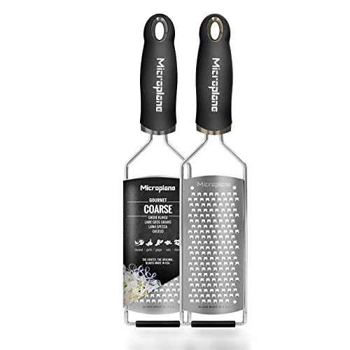 Microplane Küchenreibe Grob für Käse, Karotte, Ingwer, Kokosnuss und Meerrettich in Schwarz mit Edelstahlklingen - Made in USA Microplane Küchenreibe Grob für Käse, Karotte, Ingwer, Kokosnuss und Meerrettich in Schwarz mit Edelstahlklingen - Made in USA von Microplane