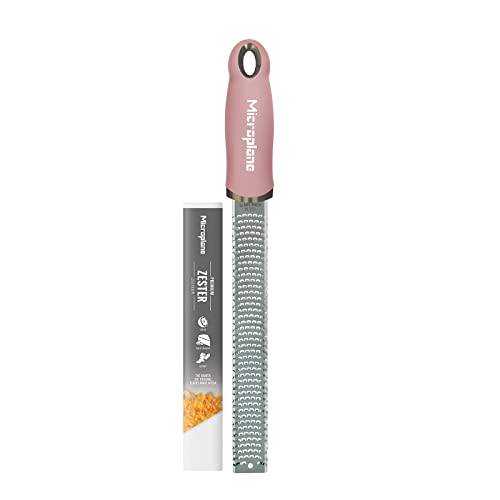 Microplane Zester Küchenreibe in Altrosa für Zitrusfrüchte, Parmesan, Ingwer, Schokolade & Muskatnuss mit feiner Edelstahlklinge - Made in USA von Microplane