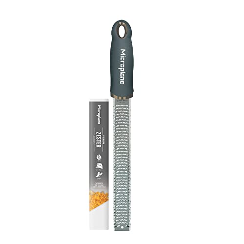 Microplane Zester Küchenreibe in Anthrazit-Grau für Zitrusfrüchte, Parmesan, Ingwer, Schokolade & Muskatnuss mit feiner Edelstahlklinge - Made in USA von Microplane