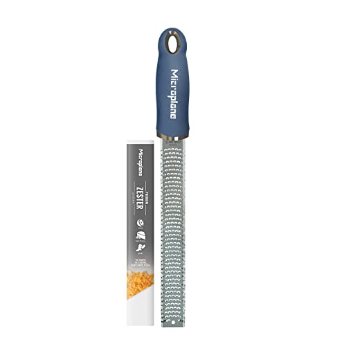 Microplane Zester Küchenreibe in Denim-Blau für Zitrusfrüchte, Parmesan, Ingwer, Schokolade & Muskatnuss mit feiner Edelstahlklinge - Made in USA von Microplane