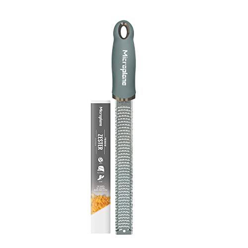 Microplane Zester Küchenreibe in Eukalyptus-Grün für Zitrusfrüchte, Parmesan, Ingwer, Schokolade & Muskatnuss mit feiner Edelstahlklinge - Made in USA von Microplane