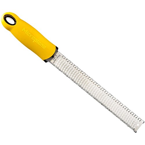 Microplane Zester Küchenreibe in Gelb für Zitrusfrüchte, Hartkäse, Ingwer, Schokolade & Muskatnuss mit feiner Edelstahlklinge - Made in USA von Microplane