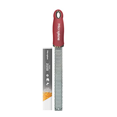 Microplane Zester Küchenreibe in Granatapfelrot für Zitrusfrüchte, Parmesan, Ingwer, Schokolade & Muskatnuss mit feiner Edelstahlklinge - Made in USA von Microplane