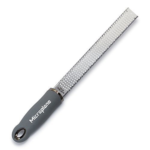Microplane Zester Küchenreibe in Grau für Zitrusfrüchte, Hartkäse, Ingwer, Schokolade & Muskatnuss mit feiner Edelstahlklinge - Made in USA von Microplane