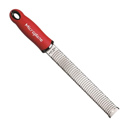 Microplane Zester Küchenreibe in Rot für Zitrusfrüchte, Hartkäse, Ingwer, Schokolade & Muskatnuss mit feiner Edelstahlklinge - Made in USA Microplane Zester Küchenreibe in Rot für Zitrusfrüchte, Hartkäse, Ingwer, Schokolade & Muskatnuss mit feiner Edelstahlklinge - Made in USA von Microplane