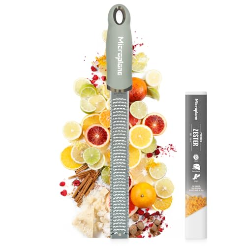 Microplane Zester Küchenreibe in Salbei-Grün für Zitrusfrüchte, Parmesan, Ingwer, Schokolade & Muskatnuss mit feiner Edelstahlklinge - Made in USA von Microplane