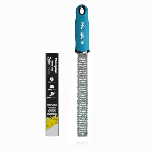 Microplane Zester Küchenreibe in Türkis für Zitrusfrüchte, Hartkäse, Ingwer, Schokolade & Muskatnuss mit feiner Edelstahlklinge - Made in USA von Microplane