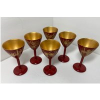 Atemberaubende Vintage Rot Und Gold Lacquer Cordial Glasses Set Mit 6 Aperitif Gläsern Laquerware von MidCenModandMore